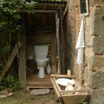 The beginning of barn life toilette-001